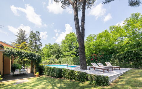 Villa Del Mugello: Nube, Cielo, Planta, Árbol, Sombra, Paisaje Natural, El Terreno Del Lote, Mueble Para Exteriores, Arbusto, Hierba