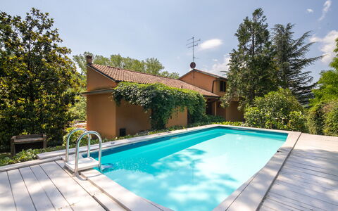 Villa Del Mugello: Agua, Cielo, Planta, Nube, Propiedad, Piscina, Edificio, Azur, Sombra, Árbol
