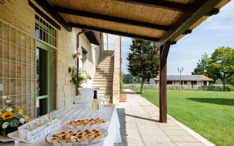 Villa Papiano: Planta, Propiedad, Edificio, Ventana, Sombra, Cielo, Árbol, Maceta, Flor, Arquitectura