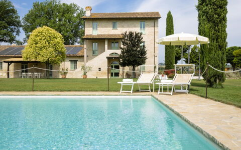 Villa Papiano: Agua, Planta, Nube, Edificio, Cielo, Propiedad, Mueble, Piscina, Árbol, Azur