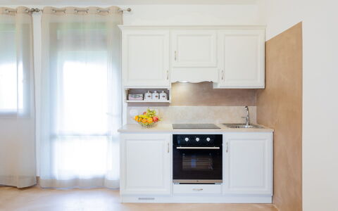 Villa Papiano: Gabinetes, Mostrador, Propiedad, Edificio, Estufa De Cocina, Cocina, Madera, Ventana, Aparato De Cocina, Electrodoméstico