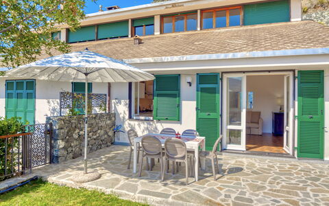 Marlà - Levanto: Edificio, Propiedad, Planta, Ventana, Mueble, Puerta, Azur, Sombra, Silla, Casa