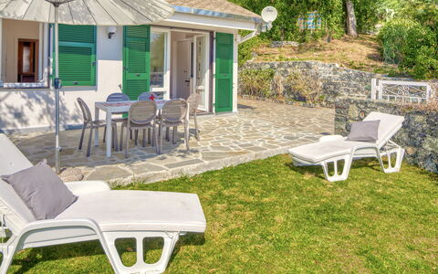 Marlà - Levanto: Mueble, Propiedad, Planta, Edificio, Ventana, Mueble Para Exteriores, Casa, Sombra, Hierba, Ocio