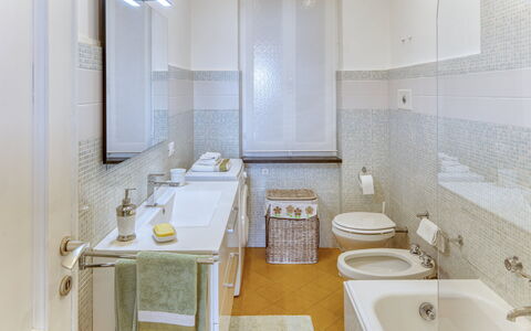 Marlà - Levanto: Grifo, Espejo, Arreglo De Tubería, Lavabo, Lavabo Del Baño, Propiedad, Edificio, Baño, Diseño De Interiores, Arquitectura