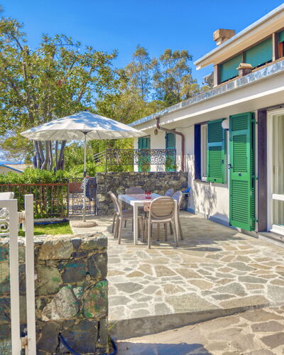 Marlà - Levanto: Cielo, Propiedad, Mesa, Planta, Edificio, Azur, Sombra, Maceta, Puerta, Silla