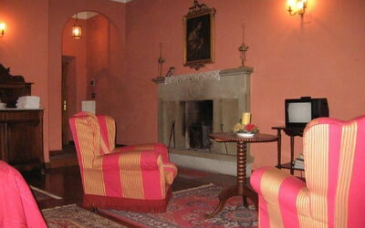 The Duke: Marco, Mueble, Decoración, Comodidad, Edificio, Naranja, Madera, Encendiendo, Diseño De Interiores, Lámpara