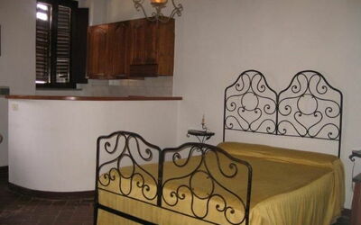 Antico Talamo: Mueble, Propiedad, Madera, Comodidad, Diseño De Interiores, Marco De La Cama, Ventana, Edificio, Piso, Suelo