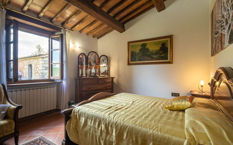 Valdambra Villa: Pared, Mueble, Casa, Habitación, Casa, Cama, Marco De La Cama, Habitación, Cajón, Lámpara