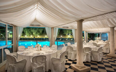 Villa Alfresco: Mesa, Mueble, Decoración, Propiedad, Vajilla, Agua, Ligero, Silla, Manteles, Azur