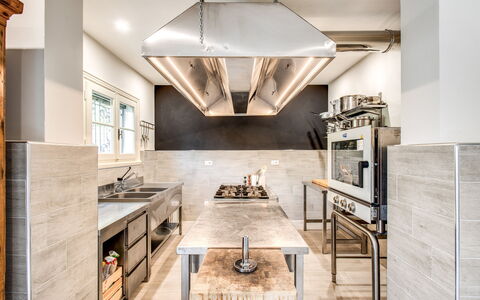 Villa Alfresco: Gabinetes, Mueble, Mesa, Mostrador, Silla, Edificio, Cocina, Salón, Madera, Sofá