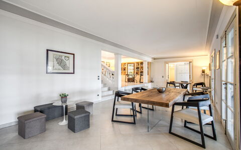 Villa Alfresco: Marco, Mueble, Mesa, Planta, Planta De Casa, Edificio, Diseño De Interiores, Sala, Sofá, Piso