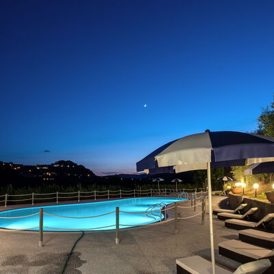 Villa Alfresco: Agua, Cielo, Planta, Piscina, Edificio, Azur, Sombra, Árbol, Mueble Para Exteriores, Cuerpo De Agua