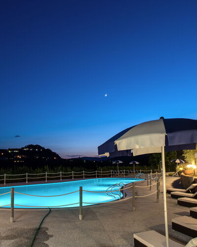 Villa Alfresco: Agua, Cielo, Planta, Piscina, Edificio, Azur, Sombra, Árbol, Mueble Para Exteriores, Cuerpo De Agua