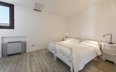 Casina Dell'acquaborra: Cama, Mueble, Diseño De Interiores, Suelo, Piso, Habitación, Pared, Techo, Madera, Sábana