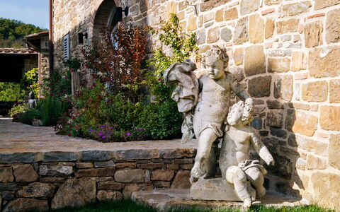 Villa Castiglioni: Planta, Edificio, Hoja, Naturaleza, Vegetación, Hierba, Escultura, Pared, Árbol, Ladrillo