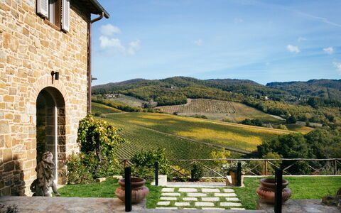 Villa Castiglioni: Planta, Cielo, Nube, Propiedad, Ventana, Edificio, Maceta, Hierba, Paisaje, Planta De Casa