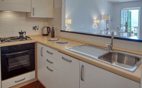 Villa Dell'erta - Levanto, Montale: Grifo, Mostrador, Gabinetes, Fregadero, Lavabo, Propiedad, Edificio, Arreglo De Tubería, Cocina, Madera