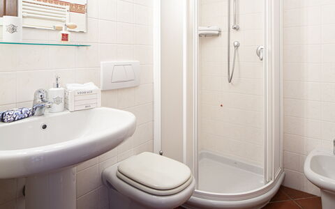 Villa Dell'erta - Levanto, Montale: Arreglo De Tubería, Propiedad, Lavabo, Blanco, Grifo, Baño, Producto, Púrpura, Asiento Del Baño, Baño