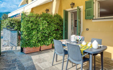 Villa Dell'erta - Levanto, Montale: Planta, Edificio, Mueble, Mesa, Ventana, Verde, Azur, Silla, Maceta, Arquitectura