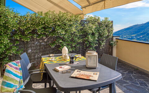 Villa Dell'erta - Levanto, Montale: Mesa, Mueble, Propiedad, Azul, Sombra, Mesa Al Aire Libre, Mueble Para Exteriores, Silla, Diseño De Interiores, Edificio