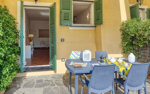 Villa Dell'erta - Levanto, Montale: Mesa, Planta, Mueble, Propiedad, Silla, Verde, Azur, Edificio, Azul, Diseño De Interiores