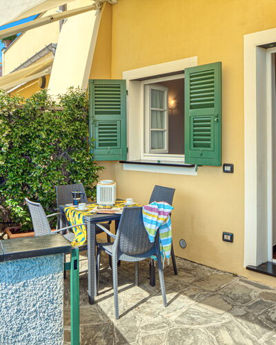 Villa Dell'erta - Levanto, Montale: Edificio, Planta, Ventana, Tiempo De Día, Propiedad, Puerta, Azul, Verde, Azur, Maceta