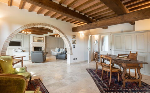 Fonte Della Chiana: Mesa, Mueble, Sofá, Edificio, Silla, Madera, Sala, Salón, Ventana, Piso