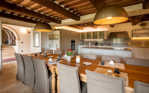 Fonte Della Chiana: Propiedad, Mueble, Mesa, Edificio, Madera, Mostrador, Diseño De Interiores, Cocina, Suelo, Silla