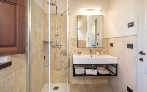 Fonte Della Chiana: Marrón, Grifo, Espejo, Arreglo De Tubería, Lavabo, Lavabo Del Baño, Edificio, Planta, Baño