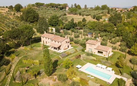 Fonte Della Chiana: Edificio, Cielo, Propiedad, Planta, Árbol, El Terreno Del Lote, Casa, Diseño Urbano, Paisaje Natural, Barrio