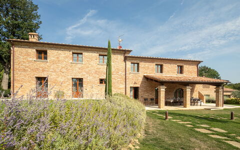 Fonte Della Chiana: Cielo, Nube, Planta, Edificio, Ventana, Árbol, Casa, El Terreno Del Lote, Hierba, Cabaña