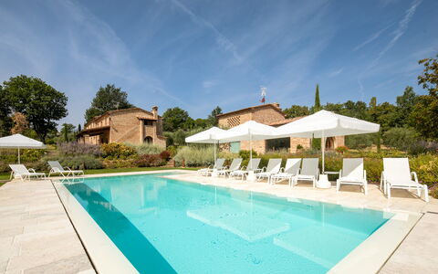 Fonte Della Chiana: Agua, Nube, Cielo, Planta, Propiedad, Piscina, Edificio, Azur, Árbol, Silla