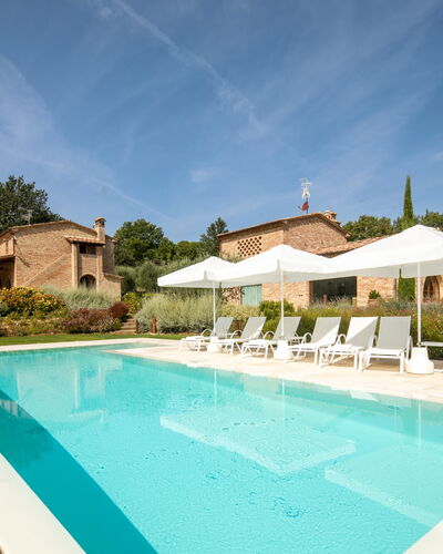 Fonte Della Chiana: Agua, Nube, Cielo, Planta, Propiedad, Piscina, Edificio, Azur, Árbol, Silla