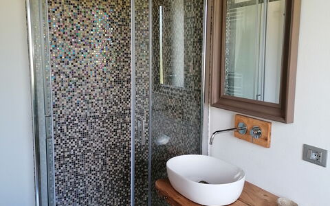 Il Pozzo Di San Barnaba: Espejo, Arreglo De Tubería, Lavabo, Propiedad, Grifo, Baño, Encendiendo, Madera