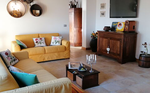 Il Pozzo Di San Barnaba: Propiedad, Sofá, Mueble, Mesa, Marco, Madera, Diseño De Interiores, Planta De Casa, Sala, Suelo