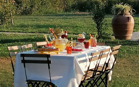 Il Pozzo Di San Barnaba: Planta, Mesa, Cielo, Planta De La Comunidad, Comida, Vajilla, Paisaje Natural, Naturaleza, Hoja, Montaña