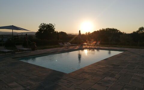 Il Pozzo Di San Barnaba: Agua, Cielo, Los Recursos Hídricos, Piscina, Árbol, Cuerpo De Agua, Paisaje, Puesta De Sol, Ocio, Material Compuesto