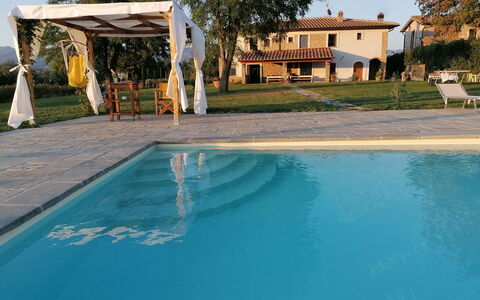 Il Pozzo Di San Barnaba: Agua, Planta, Tiempo De Día, Propiedad, Edificio, Cielo, Piscina, Naturaleza, Azur, Árbol