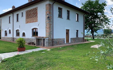 Il Pozzo Di San Barnaba: Planta, Nube, Cielo, Propiedad, Edificio, Ventana, El Terreno Del Lote, Hierba, Casa, Árbol