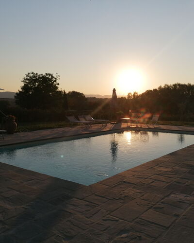 Il Pozzo Di San Barnaba: Agua, Cielo, Los Recursos Hídricos, Piscina, Árbol, Cuerpo De Agua, Paisaje, Puesta De Sol, Ocio, Material Compuesto