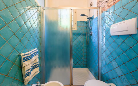 Villa Lorenzana: Propiedad, Azul, Azur, Edificio, Arreglo De Tubería, Baño, Encendiendo, Diseño De Interiores, Pared, Piso