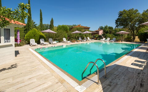 Villa Lorenzana: Agua, Cielo, Propiedad, Planta, Edificio, Piscina, Azur, Árbol, Mueble Para Exteriores, Sombra