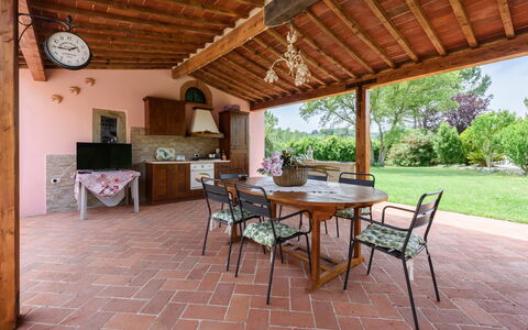 Villa Lorenzana: Mesa, Mueble, Propiedad, Planta, Madera, Diseño De Interiores, Árbol, Reloj, Silla, Edificio