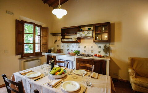 Castelletto Weddings And Events: Mesa, Mueble, Vajilla, Comida, Encendiendo, Silla, Vajilla, Ventana, Madera, Diseño De Interiores