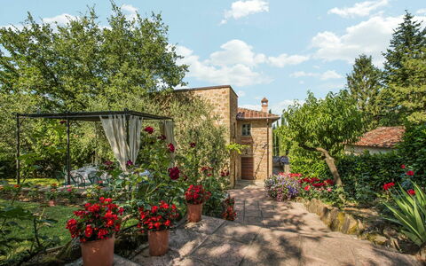 Ville Rosadi Weddings: Flor, Nube, Planta, Cielo, Edificio, Planta De La Comunidad, Ventana, Árbol, El Terreno Del Lote, Cabaña