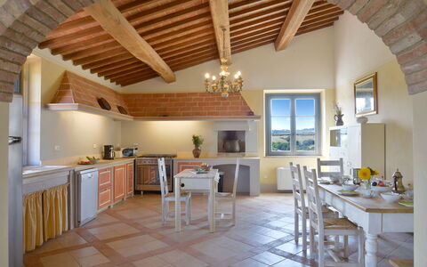 Villa Guardistallo: Mesa, Mueble, Mostrador, Silla, Madera, Cocina, Diseño De Interiores, Piso, Suelo, Cocina Y Comedor Mesa