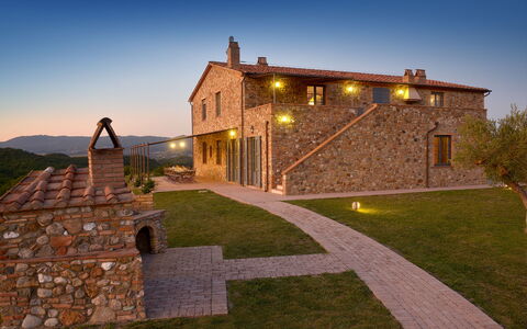 Villa Guardistallo: Cielo, Planta, Propiedad, Edificio, Arquitectura, Árbol, Paisaje, Hierba, Casa, Barrio Residencial