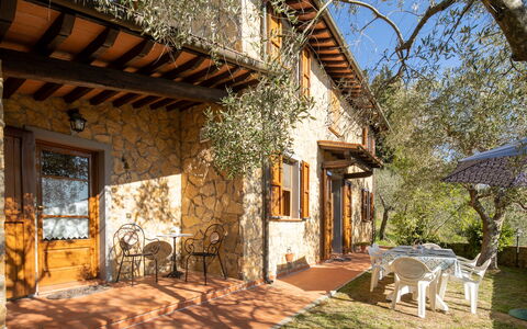 Casa Del Colle: Edificio, Propiedad, Planta, Ventana, Cielo, Azur, Sombra, Puerta, Árbol, Arquitectura