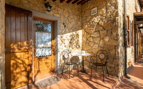 Casa Del Colle: Propiedad, Mueble, Edificio, Silla, Ventana, Madera, Mesa, Diseño De Interiores, Encendiendo, Suelo