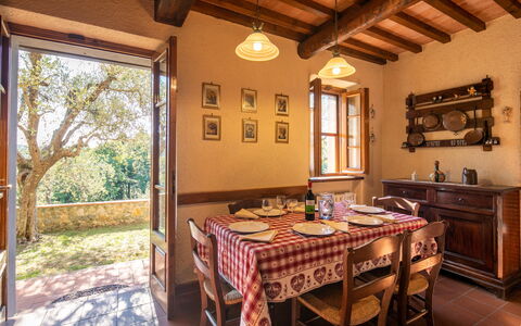 Casa Del Colle: Mesa, Propiedad, Mueble, Ventana, Edificio, Planta, Madera, Diseño De Interiores, Gabinetes, Arquitectura